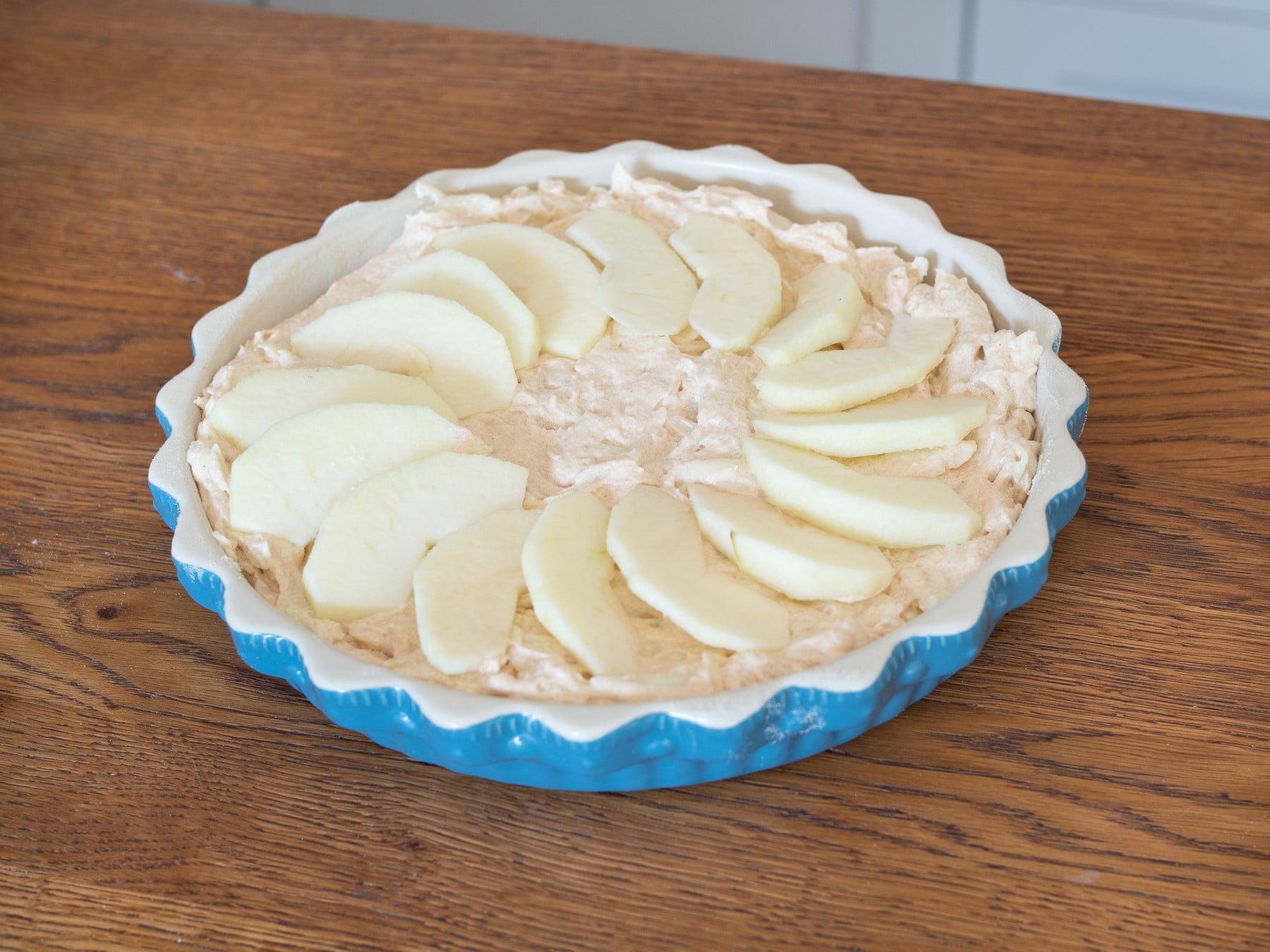 Těsto na koláč ozdobené plátky jablek