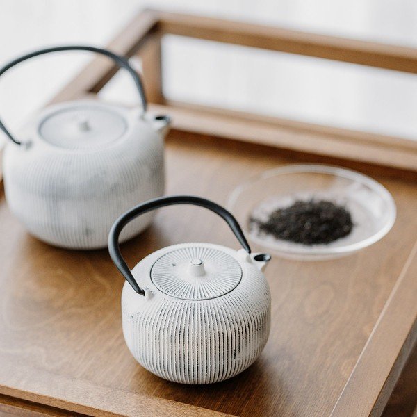 Černobílá konvice na čaj z litiny se sítkem 350 ml Sencha – S|P Collection-image-1