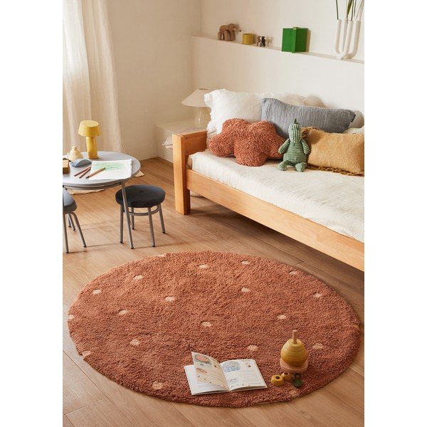 Pratelný ručně tkaný bavlněný dětský koberec v cihlové barvě ø140 cm Round Dot Chestnut – Lorena Canals-image-1