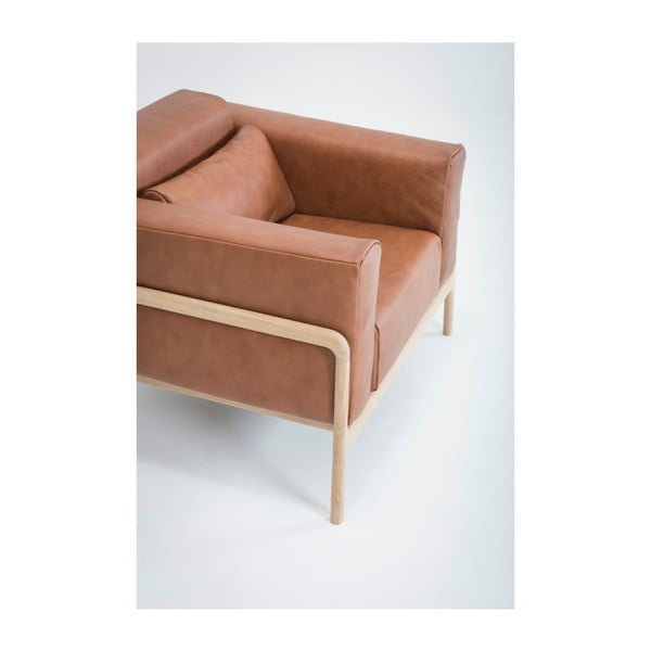 Koňakově hnědé křeslo z buvolí kůže s konstrukcí z masivního dubového dřeva Gazzda Fawn-image-2