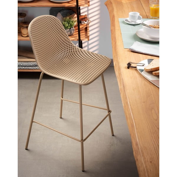 Béžová kovovo-plastová zahradní barová židle Quinby – Kave Home-image-1