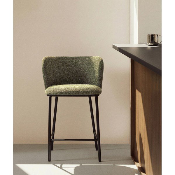 Tmavě zelená čalouněná barová židle (výška sedáku 65 cm) Ciselia – Kave Home-image-1