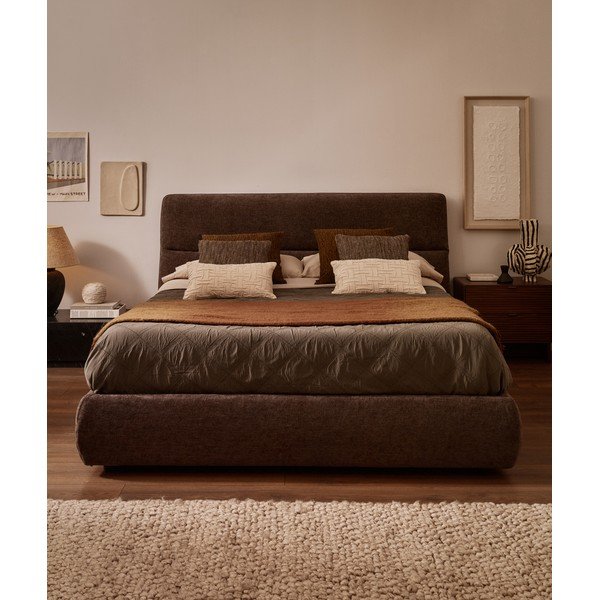 Tmavě hnědá čalouněná dvoulůžková postel z žinylky s úložným prostorem s roštem 160x200 cm Dafra – Kave Home-image-1