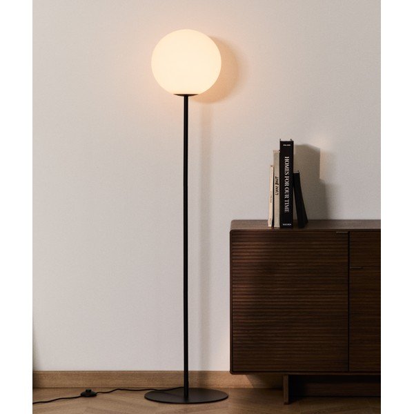 Bílá/černá stojací lampa se skleněným stínidlem (výška 165 cm) Brisia – Kave Home-image-1