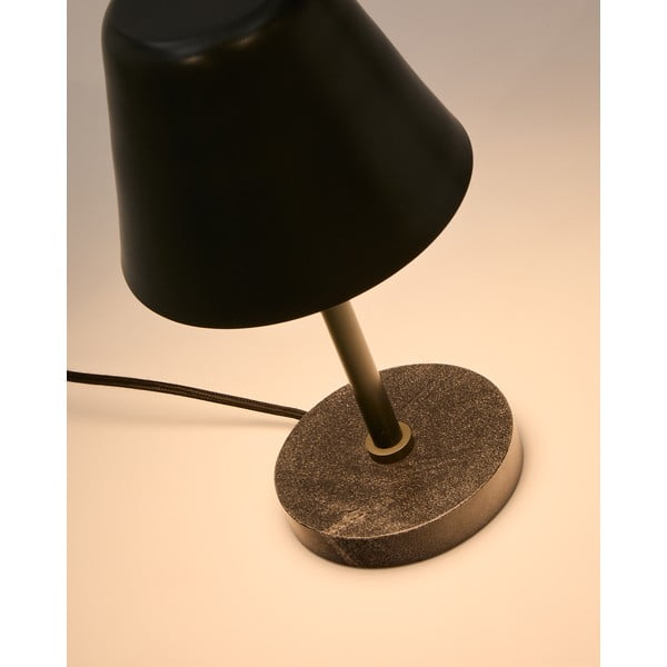 Tmavě zelená/černá mramorová stolní lampa s kovovým stínidlem (výška 32 cm) Calina – Kave Home-image-2