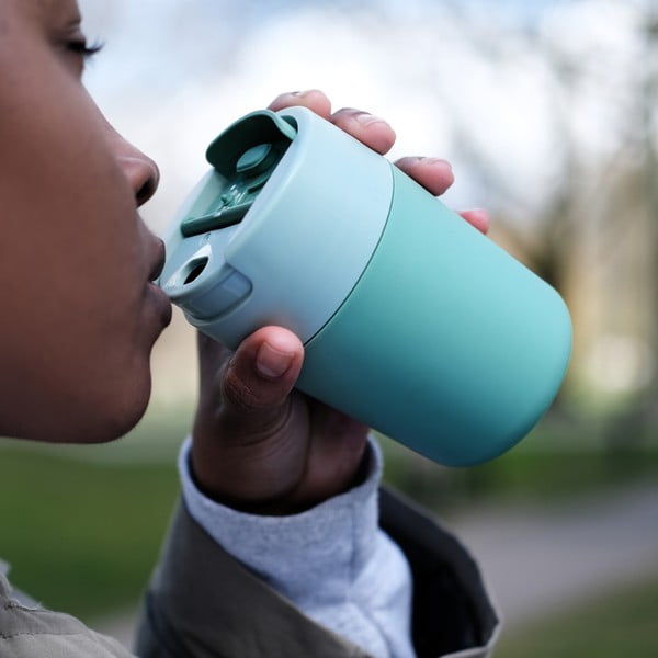 Cestovní hrnek v mentolové barvě 340 ml Sipp – Joseph Joseph-image-2