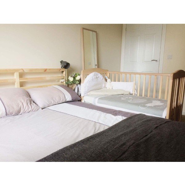 Dřevěná postýlka na kolečkách s polohovatelnou bočnicí YappyKids Qu, 60 x 120 cm-image-1