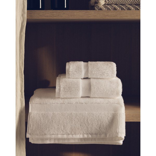 Bílá froté bavlněná osuška 70x140 cm Olvira – Kave Home-image-1