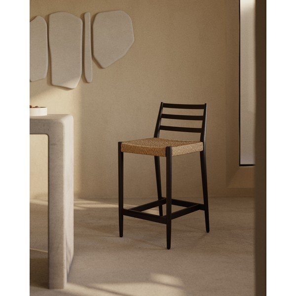 Černá/v přírodní barvě barová židle z dubového dřeva (výška sedáku 65 cm) Analy – Kave Home-image-1