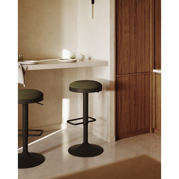 Tmavě zelené čalouněné barové stoličky v sadě 2 ks s nastavitelnou výškou (výška sedáku 53,5 cm) Zaib – Kave Home-image-1