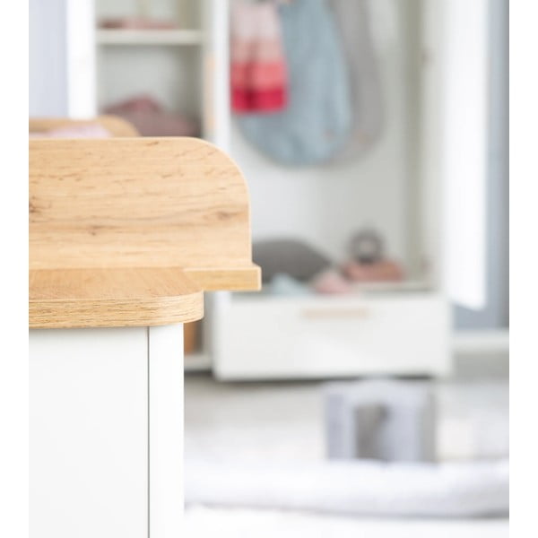 Bílá nízká dětská komoda v dekoru dubu s přebalovacím pultem 119x100 cm Ava – Roba-image-4