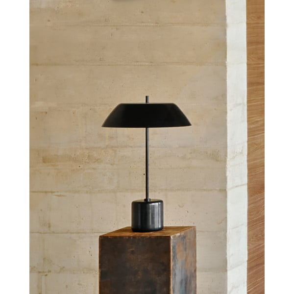 Černá mramorová stolní lampa s kovovým stínidlem (výška 58 cm) Sayra – Kave Home-image-1