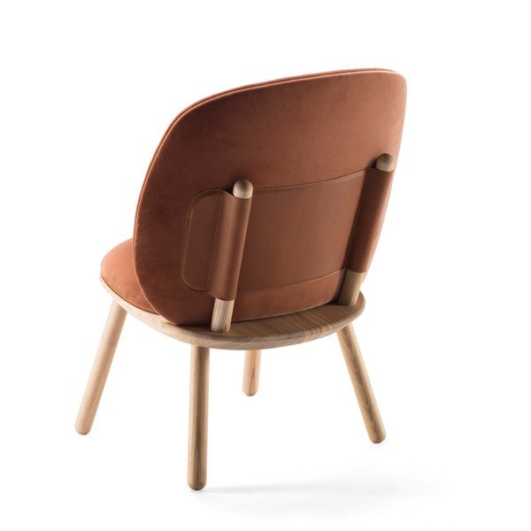 Terakotově oranžové sametové křeslo s konstrukcí z jasanového dřeva a koženými detaily EMKO Naïve-image-3