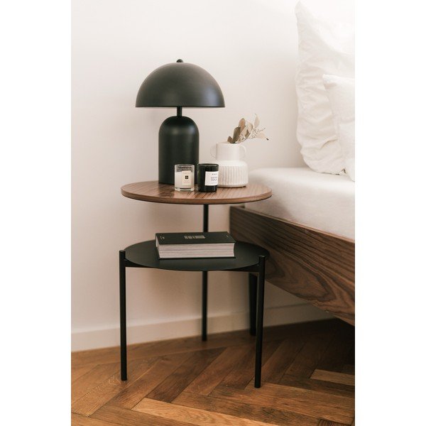 Černý/v tmavě přírodní barvě noční stolek s deskou v dekoru ořechového dřeva Tu – noo.ma-image-1