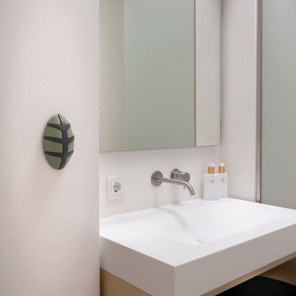 Tmavě zelený nástěnný háček Bug – Spinder Design-image-3