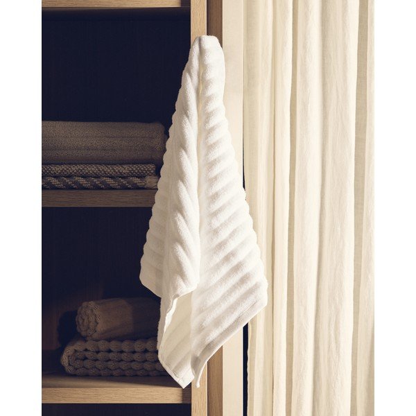 Bílá froté bavlněná osuška 70x140 cm Navira – Kave Home-image-2