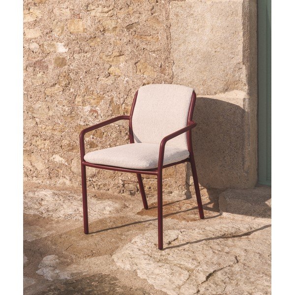 Vínová polstrovaná zahradní židle Linosa – Kave Home-image-1