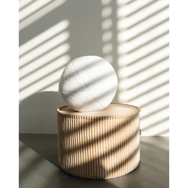 Krémový dětský pohovkový polštář z textilie bouclé Ball – Wigiwama-image-4