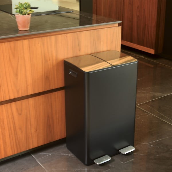 Matně černý ocelový odpadkový koš 2x30 l na tříděný odpad/nášlapný   Aliya – Spirella-image-3
