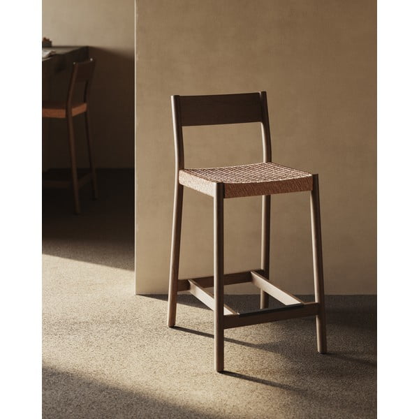 Hnědá/v přírodní barvě barová židle z dubového dřeva (výška sedáku 65 cm) Yalia – Kave Home-image-1