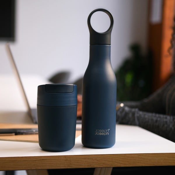 Tmavě modrá cestovní nerezová lahev 500 ml Loop – Joseph Joseph-image-3