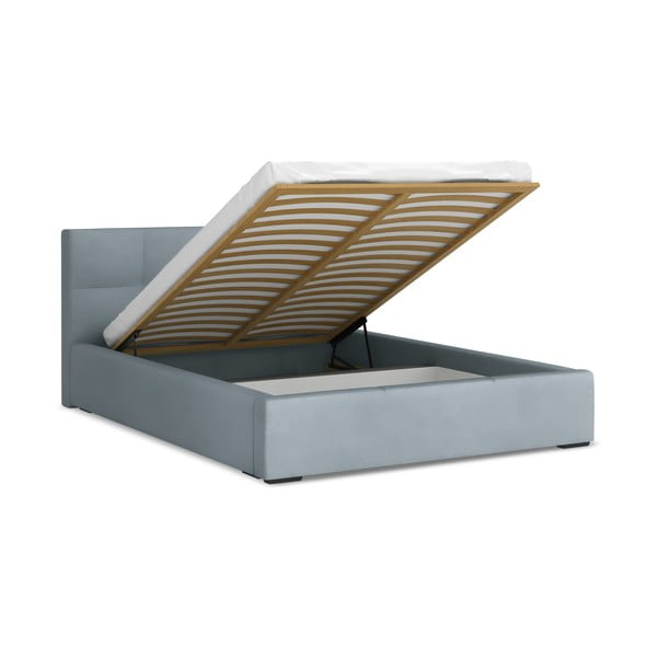 Světle modrá sametová čalouněná dvoulůžková postel s úložným prostorem s roštem 140x200 cm Hiko – Makamii-image-1