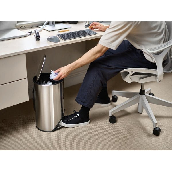 Nášlapný odpadkový koš z nerezové oceli v leskle stříbrné barvě 10 l Arc – Joseph Joseph-image-1