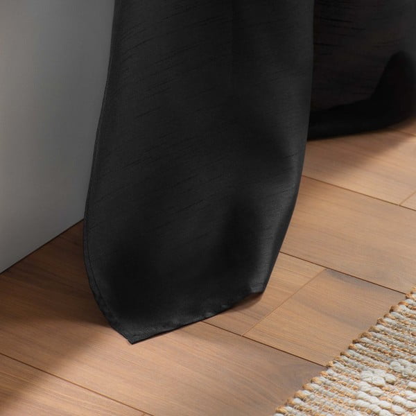 Černý závěs z mikrosaténu 140x240 cm Shana – douceur d'intérieur-image-3