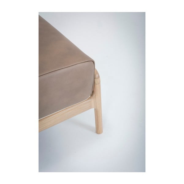 Světle hnědá podnožka z buvolí kůže s konstrukcí z masivního dubového dřeva Gazzda Fawn-image-3