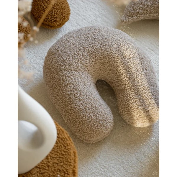 Světle hnědý dětský pohovkový polštář z textilie bouclé U – Wigiwama-image-1