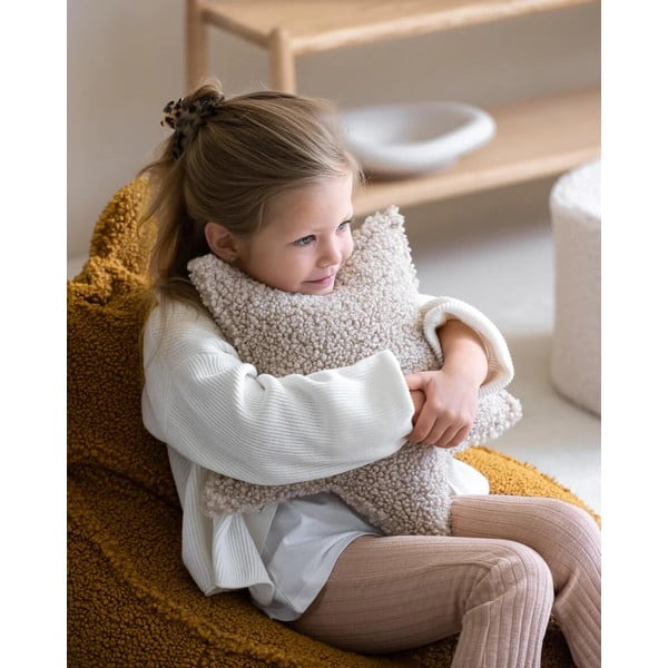 Světle hnědý dětský pohovkový polštář z textilie bouclé Star – Wigiwama-image-1