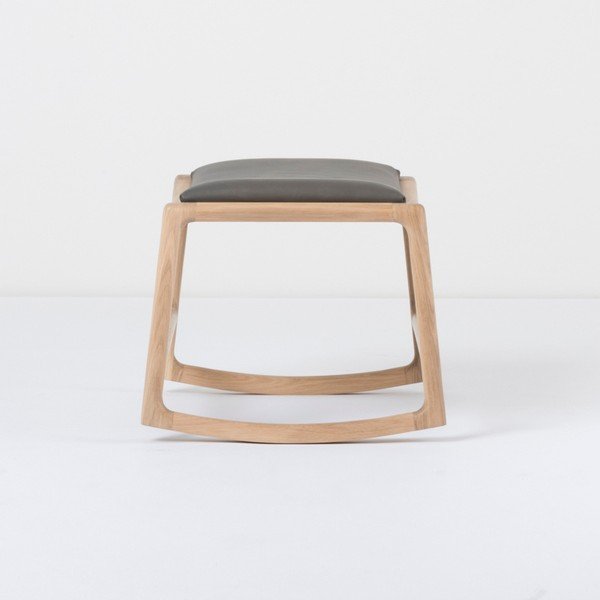 Podnožka s konstrukcí z masivního dubového dřeva s šedým detailem z buvolí kůže Gazzda Dedo-image-2