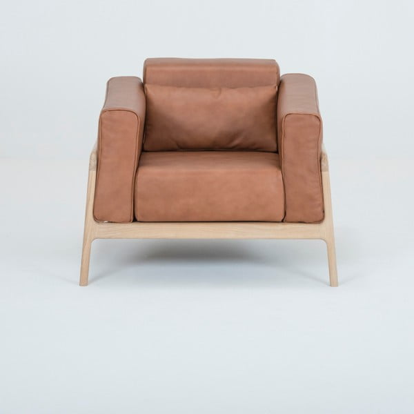 Koňakově hnědé křeslo z buvolí kůže s konstrukcí z masivního dubového dřeva Gazzda Fawn-image-1