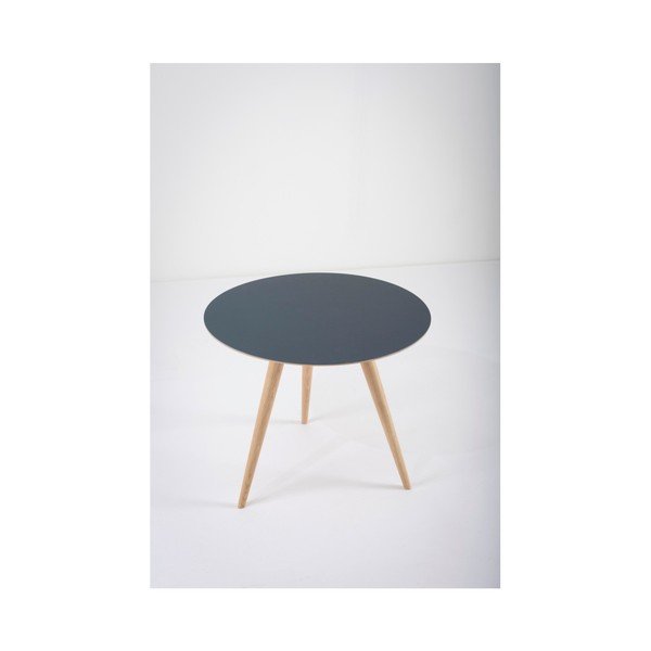 Odkládací stolek z dubového dřeva s modrou deskou Gazzda Arp, ⌀ 55 cm-image-3