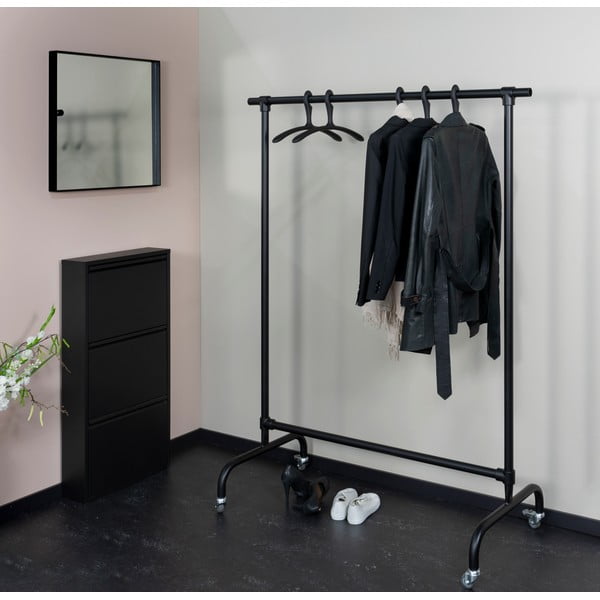 Černý kovový pojízdný stojan na oblečení Luuk – Spinder Design-image-1