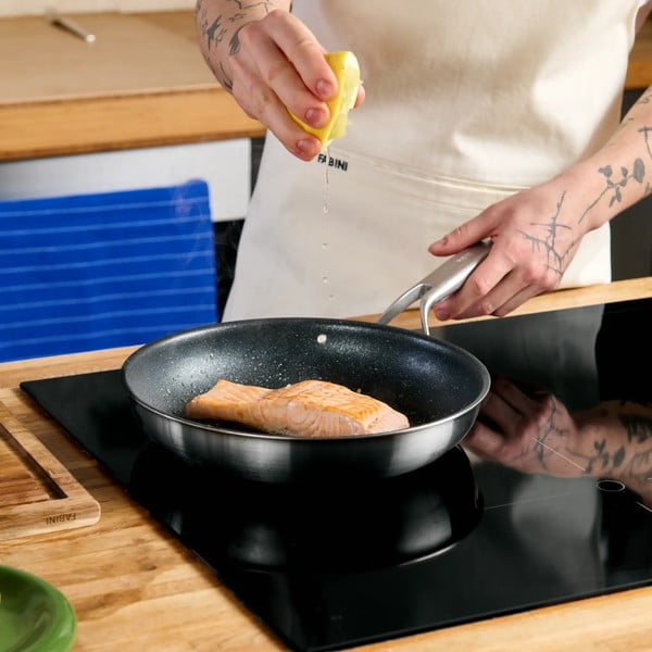 Nerezová pánev s nepřilnavým povrchem ø 26 cm Lucca 3.0 – FABINI-image-1