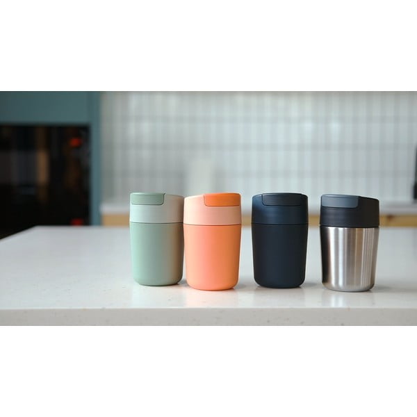 Cestovní hrnek v tmavě modro-leskle stříbrné barvě  340 ml Sipp – Joseph Joseph-image-1