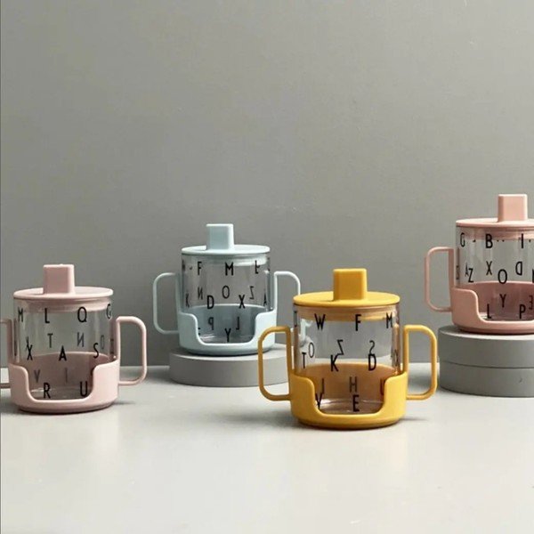 Růžový dětský hrnek Design Letters Grow With Your Cup-image-1