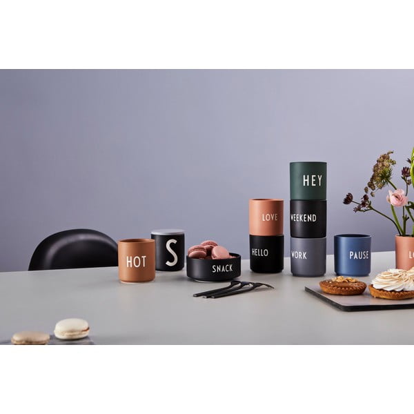 Černý porcelánový hrnek 300 ml Hello – Design Letters-image-2