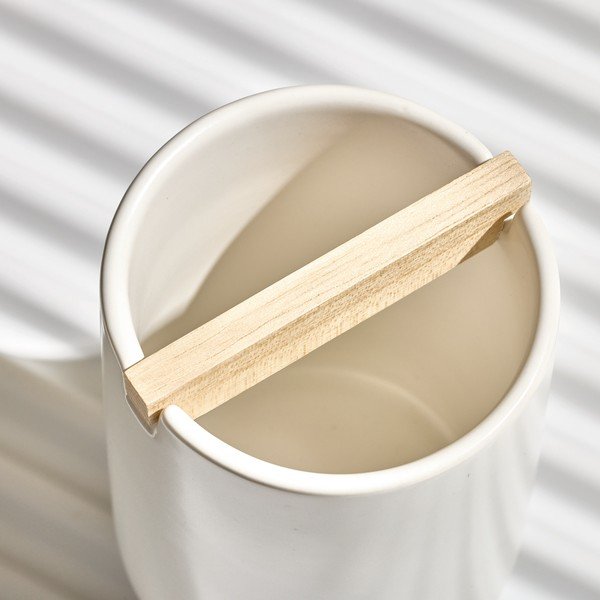 Bílý keramický kelímek na zubní kartáčky iDesign Eco Vanity-image-1