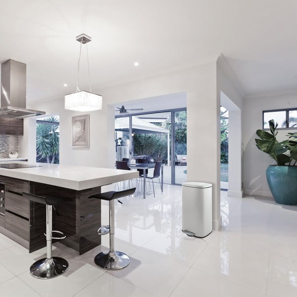 Matně bílý nášlapný ocelový odpadkový koš 50 l   Akira – Spirella-image-2