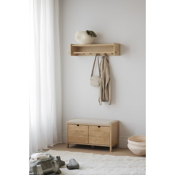 Nástěnný věšák s poličkou z dubového dřeva v přírodní barvě Hillmond – Rowico-image-3