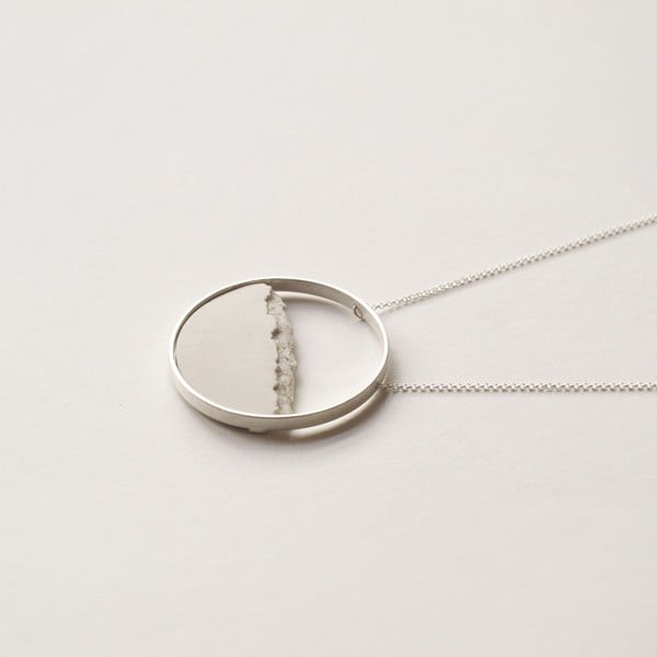 Stříbrný náhrdelník s bílým přívěskem dsnú Circle
