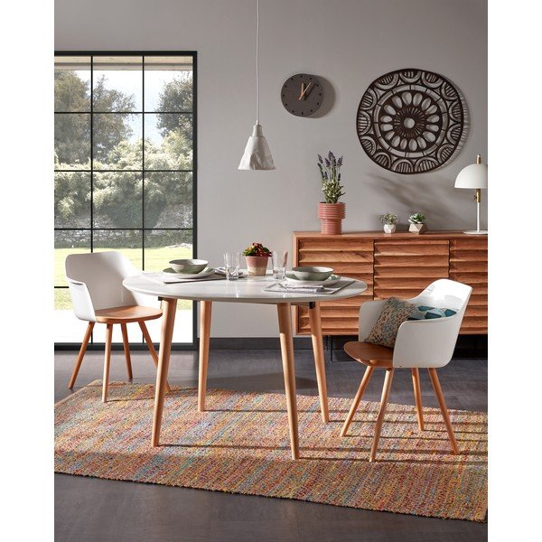 Bílé křeslo s nohama z bukového dřeva Kave Home Klam-image-1