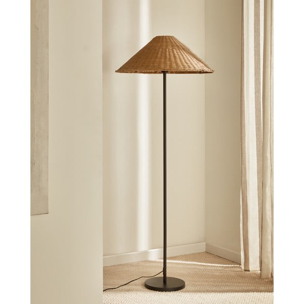 Stojací lampa s ratanovým stínidlem v černo-přírodní barvě (výška 154 cm) Urania – Kave Home-image-1