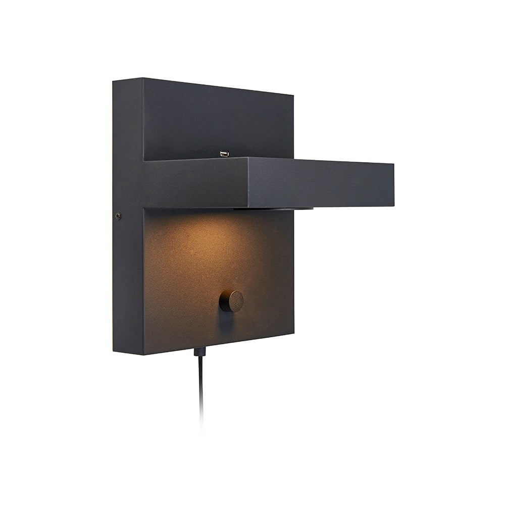 Černá nástěnná lampa s poličkou a USB nabíjecí stanicí Markslöjd Kubik