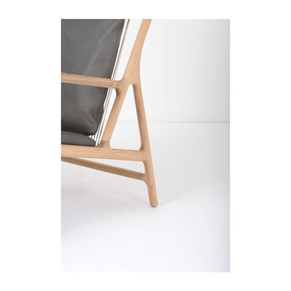 Křeslo s konstrukcí z masivního dubového dřeva a šedým sedákem z buvolí kůže Gazzda Dedo-image-4