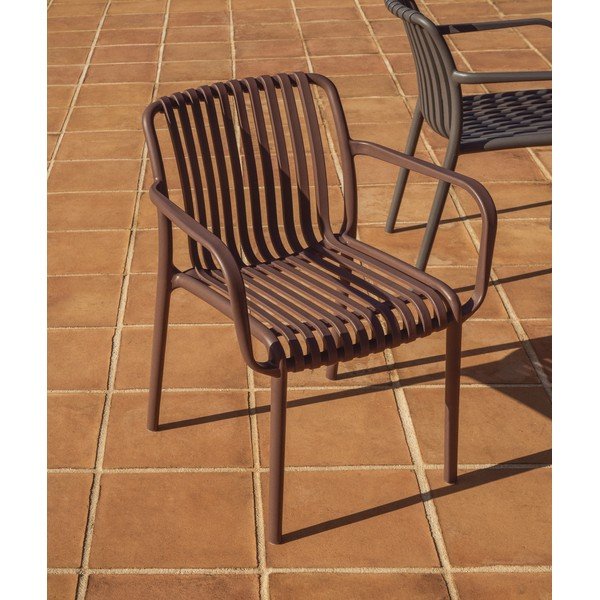 Hnědá plastová zahradní židle Isabellini – Kave Home-image-1