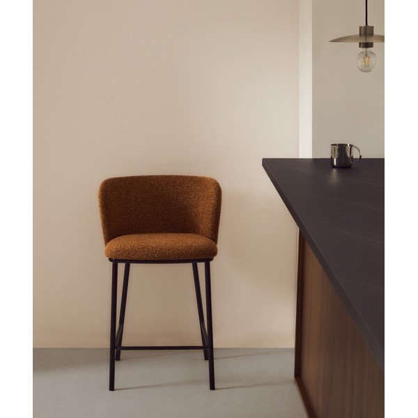 Čalouněná barová židle v terakotové barvě (výška sedáku 65 cm) Ciselia – Kave Home-image-1