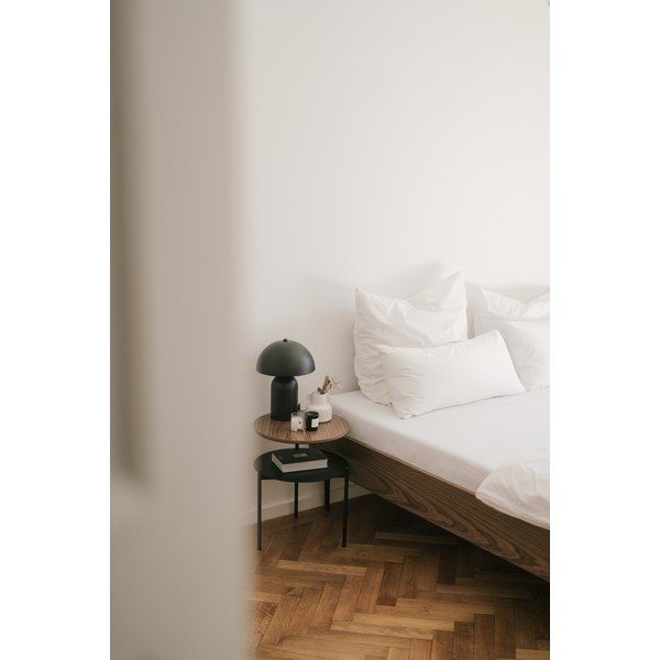 Černý/v tmavě přírodní barvě noční stolek s deskou v dekoru ořechového dřeva Tu – noo.ma-image-2